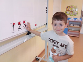 Занятие по математическим представлениям: "Знакомство с цифрой 4 " Занятие по математическим представлениям: "Знакомство с цифрой 4 ".
